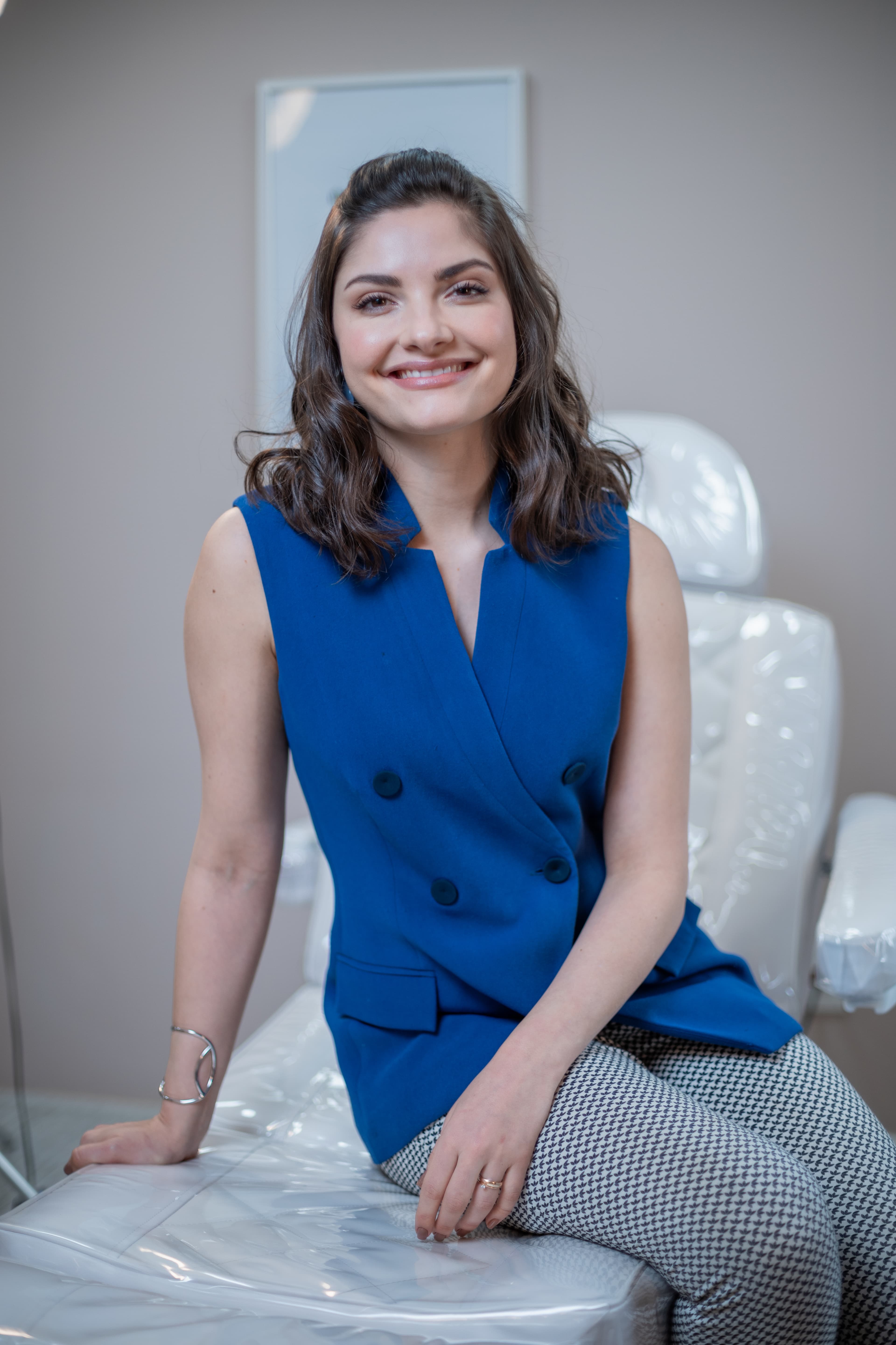 Dra. Ana Clara Cruz atendendo paciente na maca