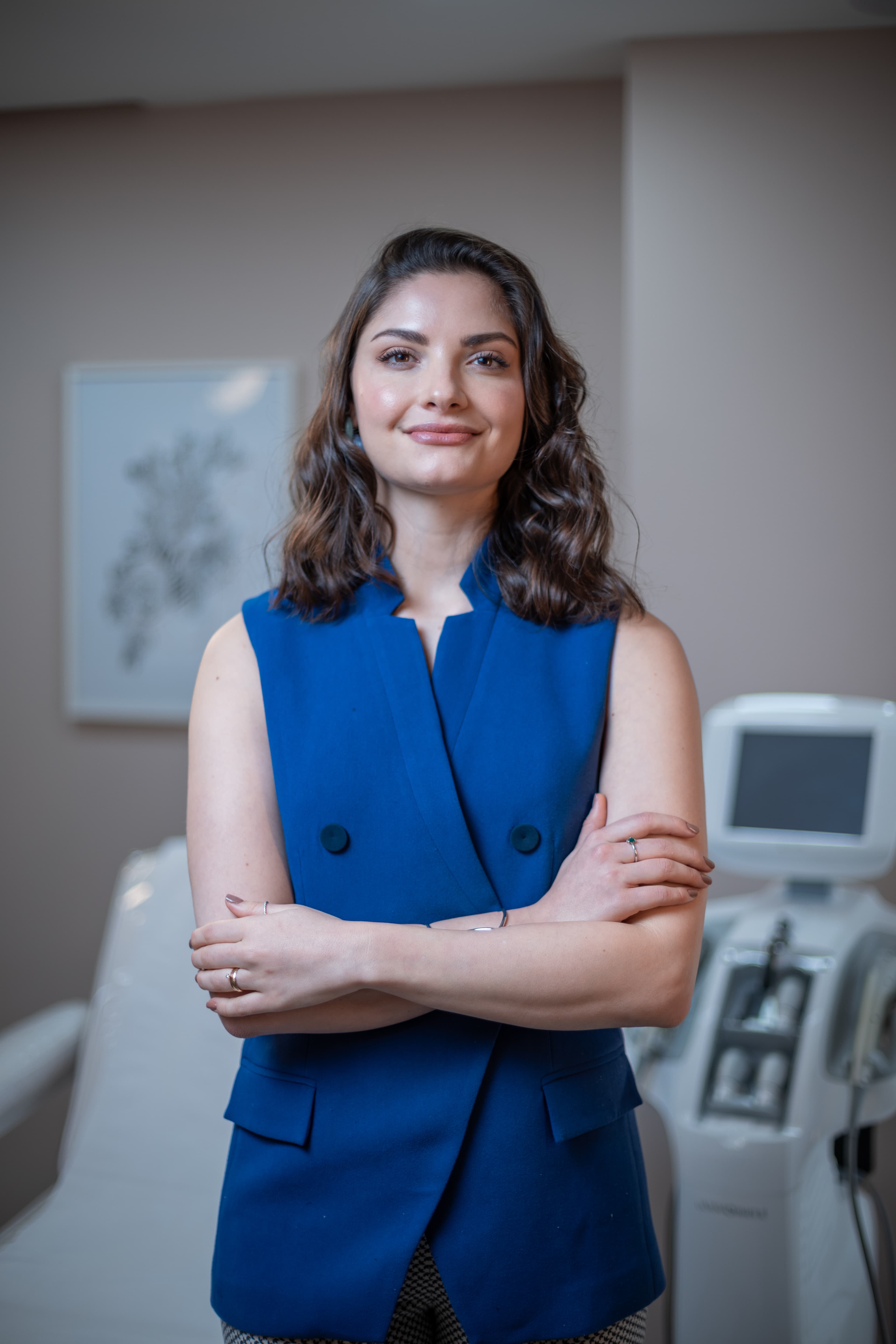 Dra. Ana Clara Cruz em seu consultório